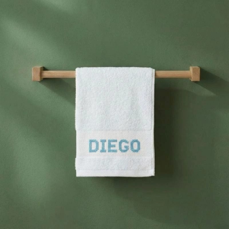Toalla bidet bordar punto de cruz con letras bordadas azul celeste donde pone "DIEGO" - Algodonea