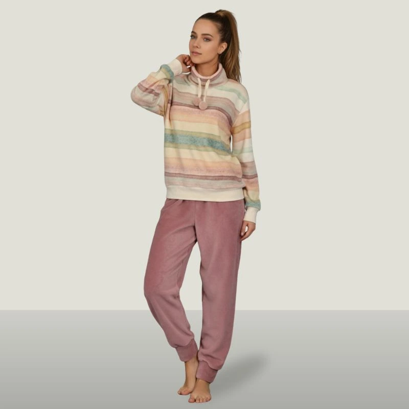 pijama invierno coralina para mujer en tonos rosas sobre modelo y fondo neutro - Algodonea