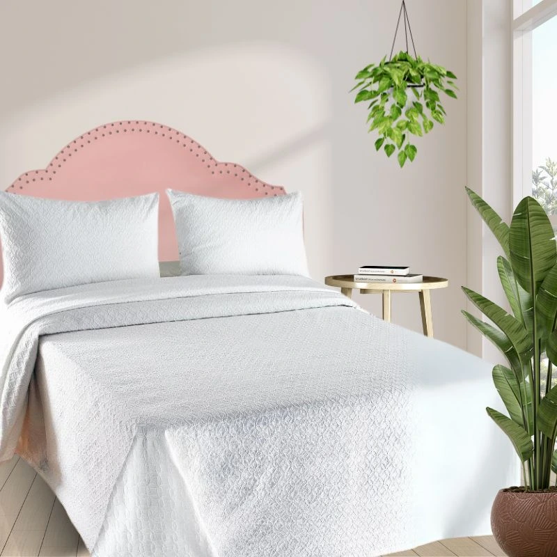 Colcha de verano blanca en una habitación con luz natural y plantas - Algodonea