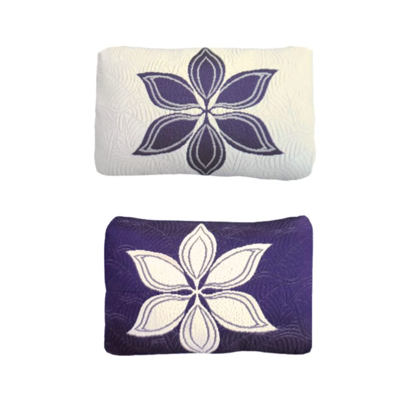 Cojines de la colcha reversible Mariana en tonos morados y blancos