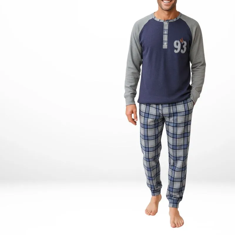 Pijama de hombre en modelo con pantalón de cuadros y camiseta azul marino con manga raglán gris - Algodonea