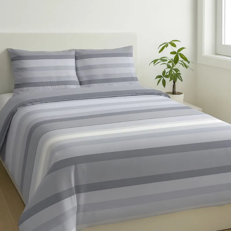 Sabanas microfibra de rayas grises en una cama en habitación con ventana y planta - Sábanas baratas - Algodonea