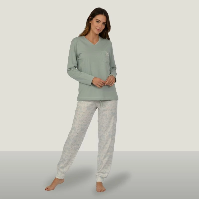 Pijama mujer invierno n tonos verde agua con pantalón estampado suave sobre modelo - Algodonea