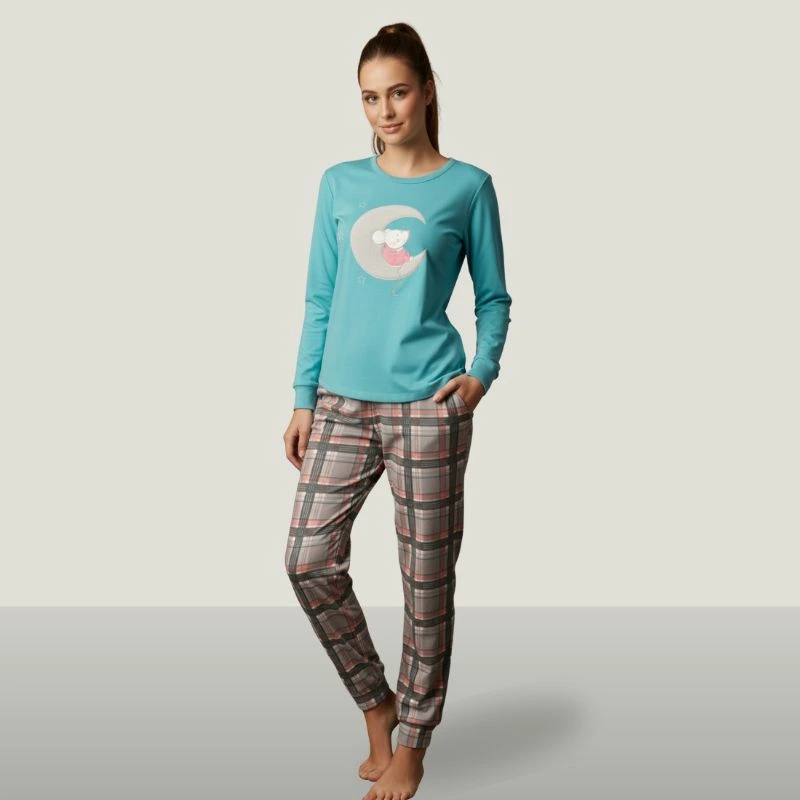 Modelo femenina con pijama de camiseta turquesa y dibujo de luna y pantalón de cuadros - Algodonea